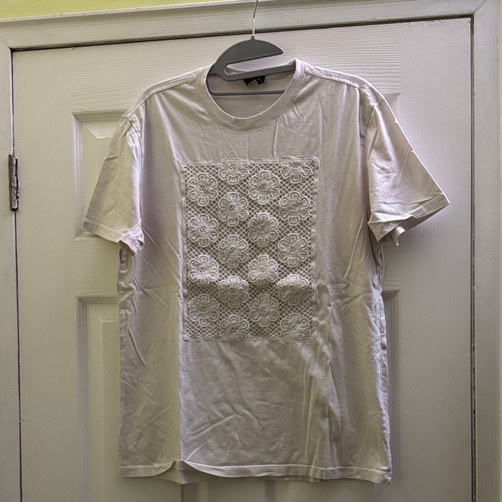 MEN’s Express Cream Short Sleeve Tee with Floral Lace size SMALL (36-38)